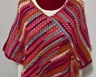 Poncho di lana , fatto a mano . fatto all'uncinetto , poncho colorato , modello esclusivo , pezzo unico ,poncho a righe , moda da donna