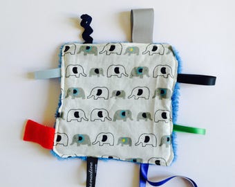 Doudou plat carré avec étiquettes