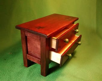 Commode à bijoux en bois massif teinté rustique