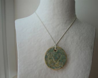 Round pendant made of ceramic with Ribbon