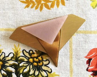 Geometric vintage retro 80s brooch pin in gold with pink stone