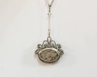 Retro Victorian-Style Floral Scroll Locket