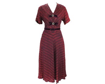 Size 10 1940s Dress - Scarlet Red Rayon Taffeta Dress - WWII 40s Era 40's Rayon - Burgundy Novelty Ruching & Purple Velvet - Bust 39 - 49256