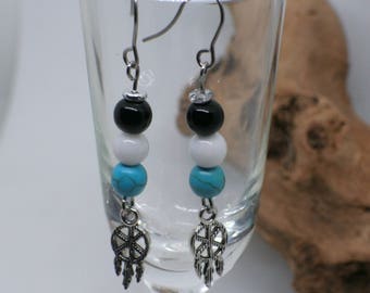 Boucles d'oreilles capteur de rêve//attrape rêve// turquoise//noir et blanc//étain// dream catcher// pewter earrings//native earrings