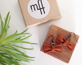 Paire de Boucles d'Oreilles Noeud Papillon Dandy "Fauve", Bords Pointus, Cuir Daim Véritable, Fait Main, Couleur Acajou Noisette Ambre Tabac