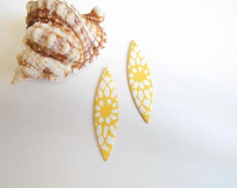 x 2 sequins white yellow enamel pendant 5 x 1, 2 cm