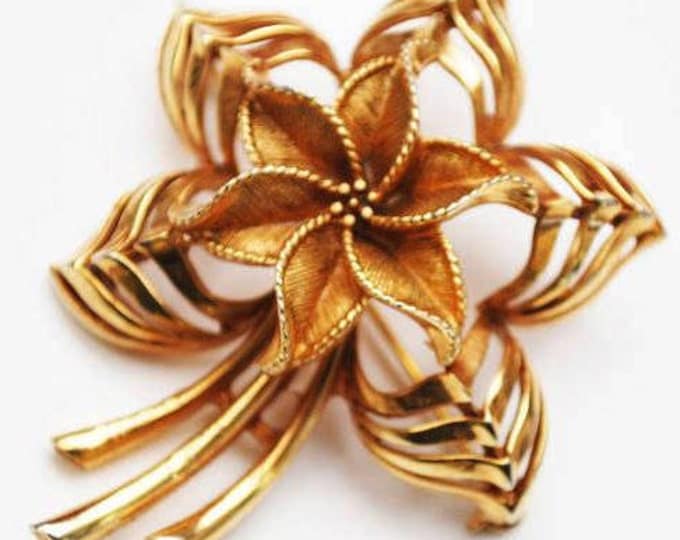 Gold Flower Brooch - Signed Lisner - Mid - Century - Floral pin