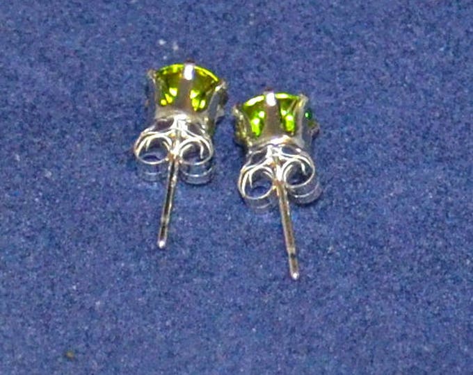 Peridot Stud Earrings, 5mm Round, Natural, Set in Sterling Silver E1080