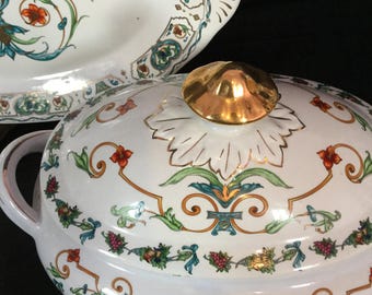 An amazing Chinese vintage famille verte tureen with tray and lid