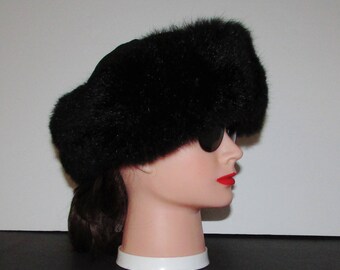 Superbe bonnet de fourrure d'opossum noir et dessus en polyester noir /Superbe black opossum bonnet with black polyester top 22"1/2