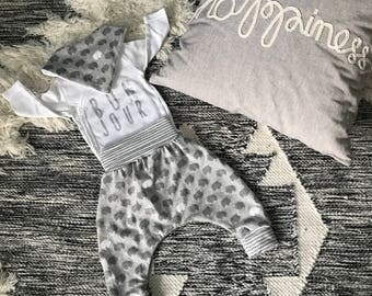 Pack cadeau de naissance original - neutre - imprimé plumes et étoiles - gris et blanc - bloomer + anneau de dentition + bavoir