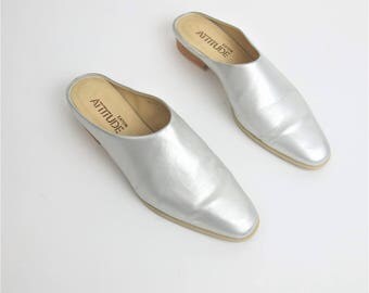 1990s Leather Mules Metallic Silver Shoes Slip On Backless Slides Vintage Pointy Toe Flats Minimalist Leather Clogs Size 8.5 E8037