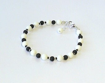 Bracelet Corail blanc et Pierre de Lave noire / Plaqué Argent / White corail and black lave silver plated bracelet