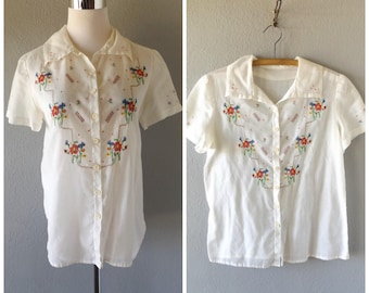 floral cross stitched 50s blouse - vintage sheer beige button down - short sleeves - size m / medium - preppy rockabilly top - 1950s hipster