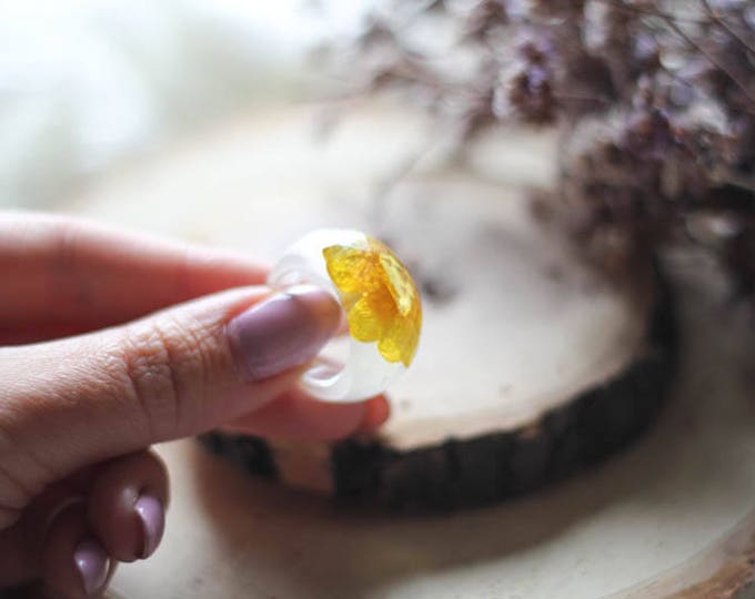 Resin ring, clear resin ring with real flower, transparent resin ring, terrarium jewelry, faceted resin ring, real dried flower jewelry