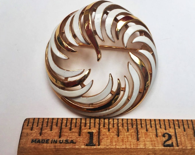 Crown Trifari Brooch - White Enamel gold - Mid century - Wreath Round pin