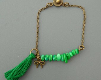 Bracelet chips Malachite on chain with green tassel and bow charm