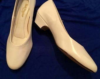 Vintage 90s Hush Puppies Pumps LIKE NEW Cute And Simple Eggshell White Vintage 90s Hush Puppies Pumps LIKE NEW Cute And Simple Eggshell White