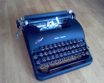 Typewriter, Portable Smith Corona Clipper for display ,vintage typewriter, Photo Prop, Black vintage typewriter