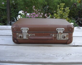 Valise en carton. Nice little suitcase. Vintage box. France