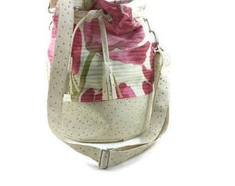 Sac seau bandoulière simili cuir autruche, écru, tulipes roses.