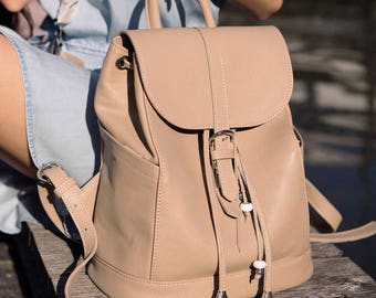 Leather backpack powder colour, backpack cacao colour, roomy leather backpack,stylish backpack with accessories, backpack with pockets