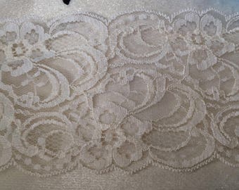 Lace in beige tulle of 8.5 cm in width has sewing