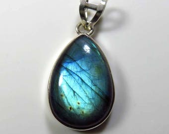 Charming~ 925 Sterling Silver Labradorite Pendant. 9.44 Grm. Blue Flash Labradorite Gemstone Pendant jewelry. Natural Labradorite cabochon