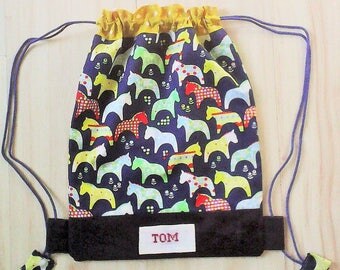 Sac a dos enfant ,sac brodé ,personnalisable,tissu enfan "petits chevaux multicolore ",maternelle ,fait main .