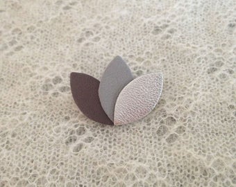 Brooch "3 petals" in charcoal/gray/silver leather