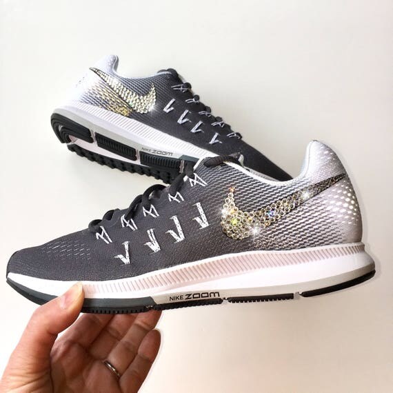 Nike Air Zoom Pegasus 33 831356 002 Nike Air Zoom Pegasus 33 S Laufen Dunkel Frau Schwarz Weiß Grau Schuhe Nike Air Zoom Pegasus 33 831356 002 Nike Air Zoom Pegasus 33 S Laufen Dunkel Frau Schwarz Weiß Grau Schuhe