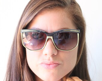 Vtg TWIGGY Oversized Sunglasses...jackie o. big lens. butterfly. black and gold. hippie. designer sunglasses. hipster. urban. mod. 1980s