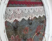 Support à bijoux décoratif clous déco collier bracelet tapisserie ancienne cadre antique vintage fleuris turquoise rose fioritures organiser