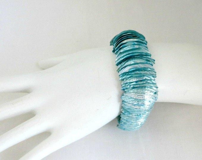 Sea Shell Bracelet, Vintage Aqua Blue Dyed Shell Stretch Bracelet, Summer Jewelry Gift for Her