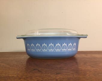 Pyrex Blue Tulip Promotional Oval Decorator Casserole Dish 043 with Lid 943-C, 1.5 quarts