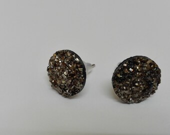 Boucles d'oreilles clou -dôme "druzy" argenté irisé 10mm