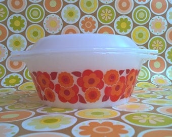 Mid Centuries Arcopal pyrex bowl with lid (Lotus)