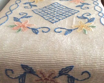 Vintage floral chenille bedspread full/queen