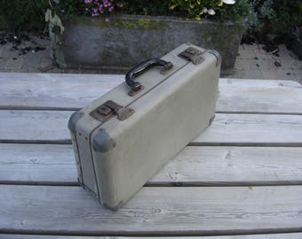 Valise en carton. Nice little suitcase. Vintage box. France