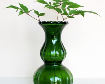 Stunning green vase, vintage vase, green bud vase,glass bud vase, vintage flower vase,