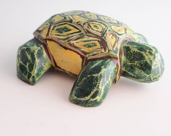Tortue en bois massif - peuplier - sculptée peinte et vernie.