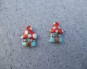 Lot de 2 Breloques maisons champignon en fimo réalisée à la main sans moule