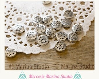 5 flat round beads with etched flowers 12mm