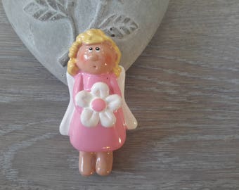magnet depicting a little girl Angel