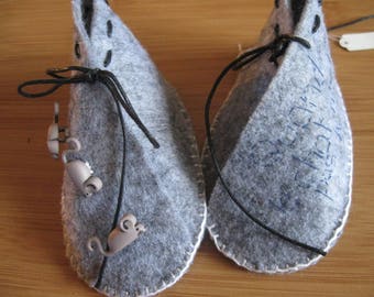 felt baby booties when the cat is not (0/3 months)