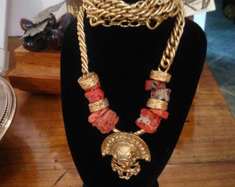 DEMI PARURE in CORAL and gold metal, Florence 1970, an Aztec/maya