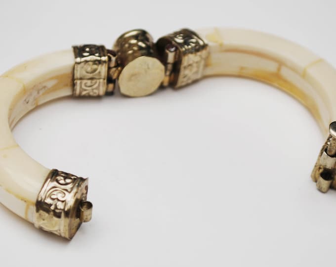 Boho Chunky Bone Lapis bracelet - Blue gemstone - Creamy white brown bone with silver metal - Hinged bangle - India - clamper