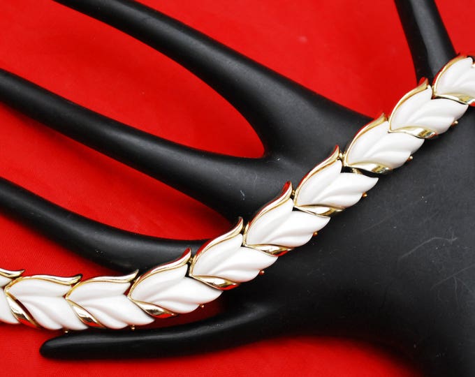 Kramer Leaf Link Bracelet - White Thermoset- Vintage plastic -Light gold tone metal - Mid century bangle