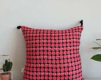 Trendy and high quality hand made cushion with pompons - Black and pink colors