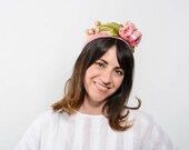 Boreray - Tocado Pillbox de paja con detalle de flores rosas, casquete estilo jackie kennedy, casquete rosa estilo años 60, tocado rosa
